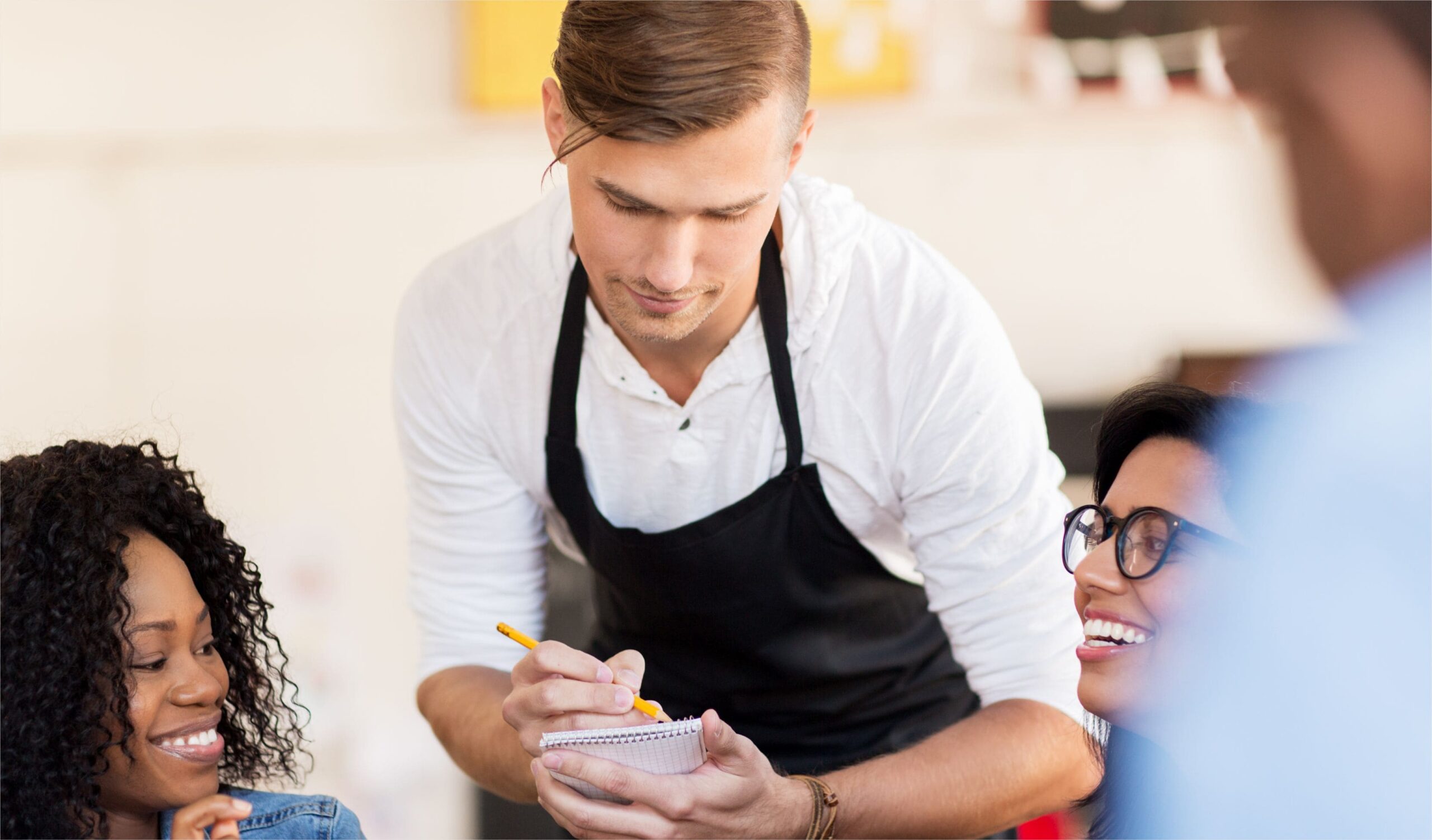 SERVICIO EN RESTAURANTE Y BARES – HOTR0023