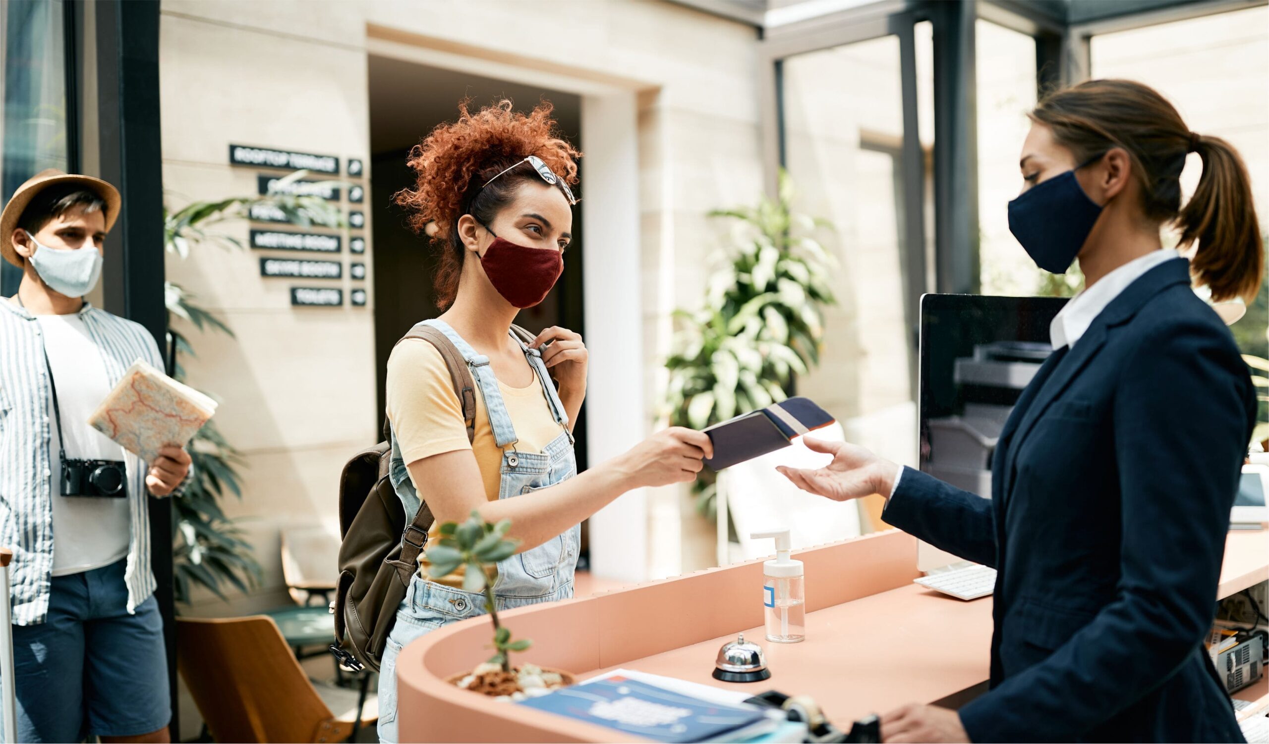 TRANSMISION DE CONFIANZA Y SEGURIDAD SANITARIA: LA RECEPCIÓN Y ATENCIÓN AL CLIENTE – HOTA01