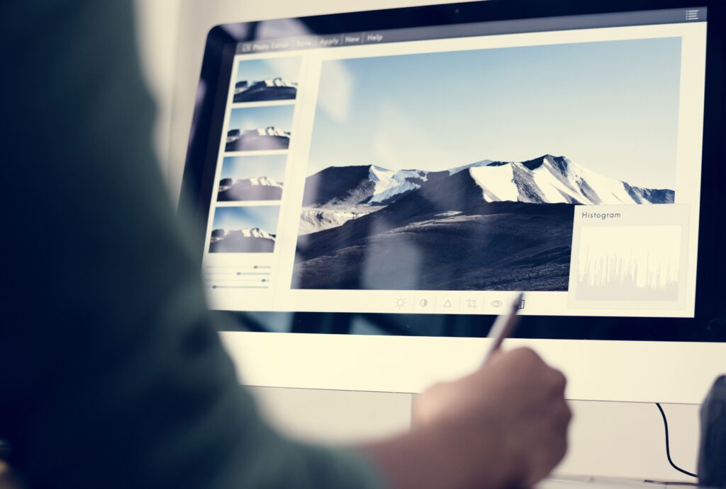 DOCENTE PARA CURSO IFCD49_TRATAMIENTO DE IMÁGENES PARA WEB Y MÓVIL 1 Una persona tratando una imagen sobre un paisaje