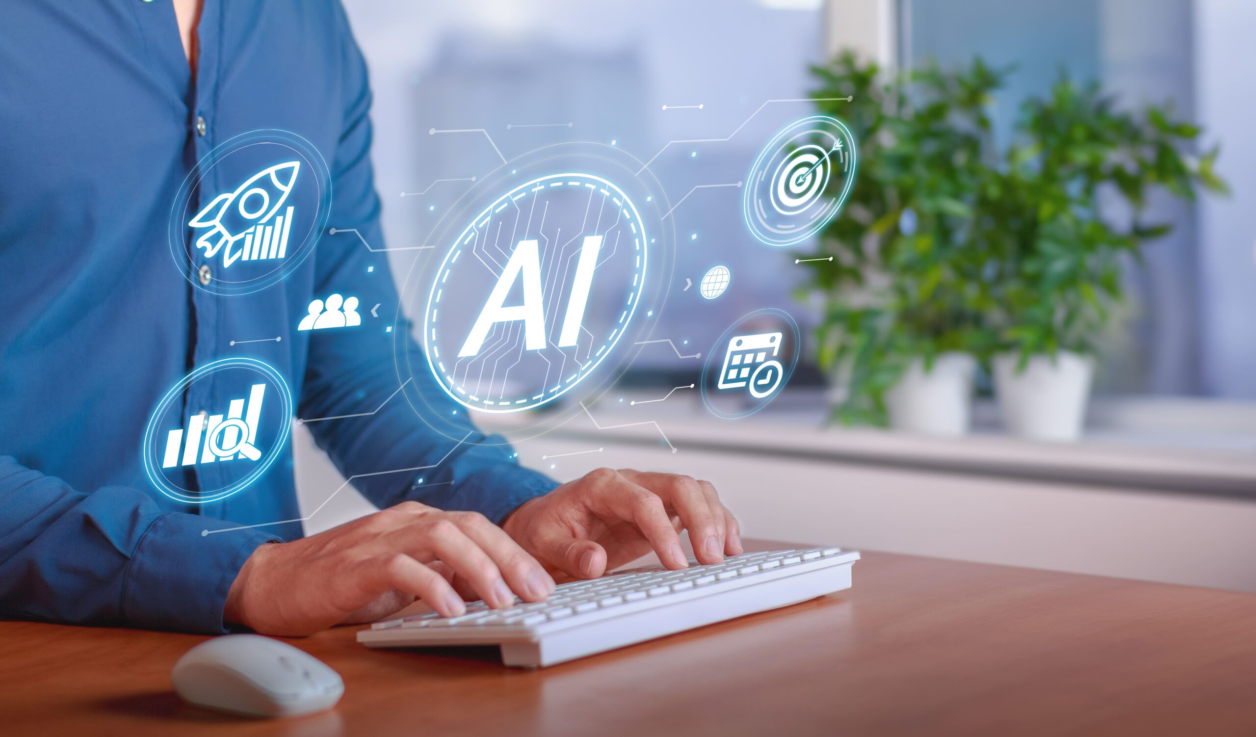 AUTOMATIZACIÓN. Persona escribiendo en un teclado sobre IA
