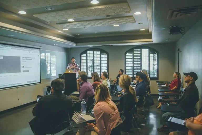 Aula con alumnos atendiendo a una presentación