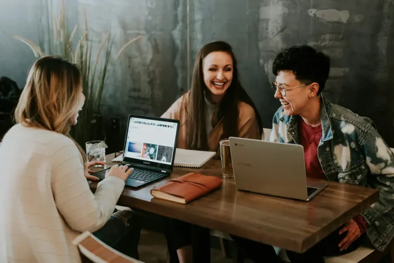 Estudiantes trabajando juntos con portátiles